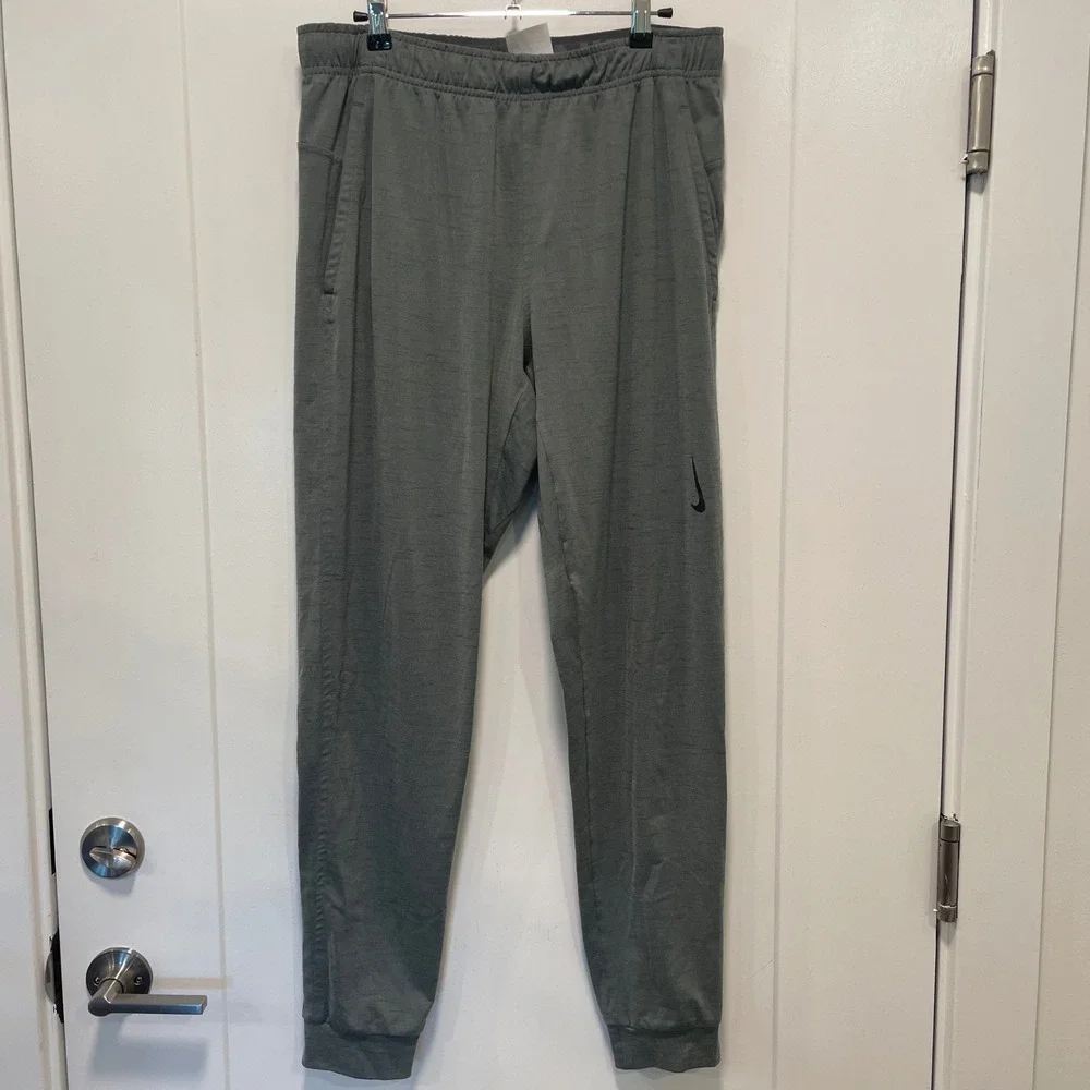 Nike Yoga Dri-FIT Mens Gray Heathered Tapered Jogger Pants CZ2210-068 Size M